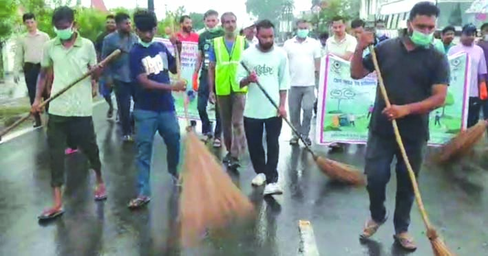 स्वच्छता अभियान चलाते हुए स्वच्छता अभियान चलाते हुए