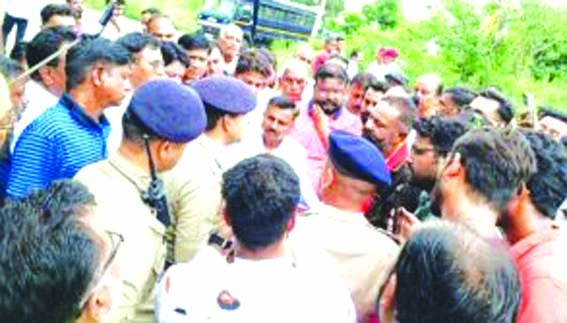 प्रदर्शनकारियों को रोके जाने पर हुआ हंगामा प्रदर्शनकारियों को रोके जाने पर हुआ हंगामा