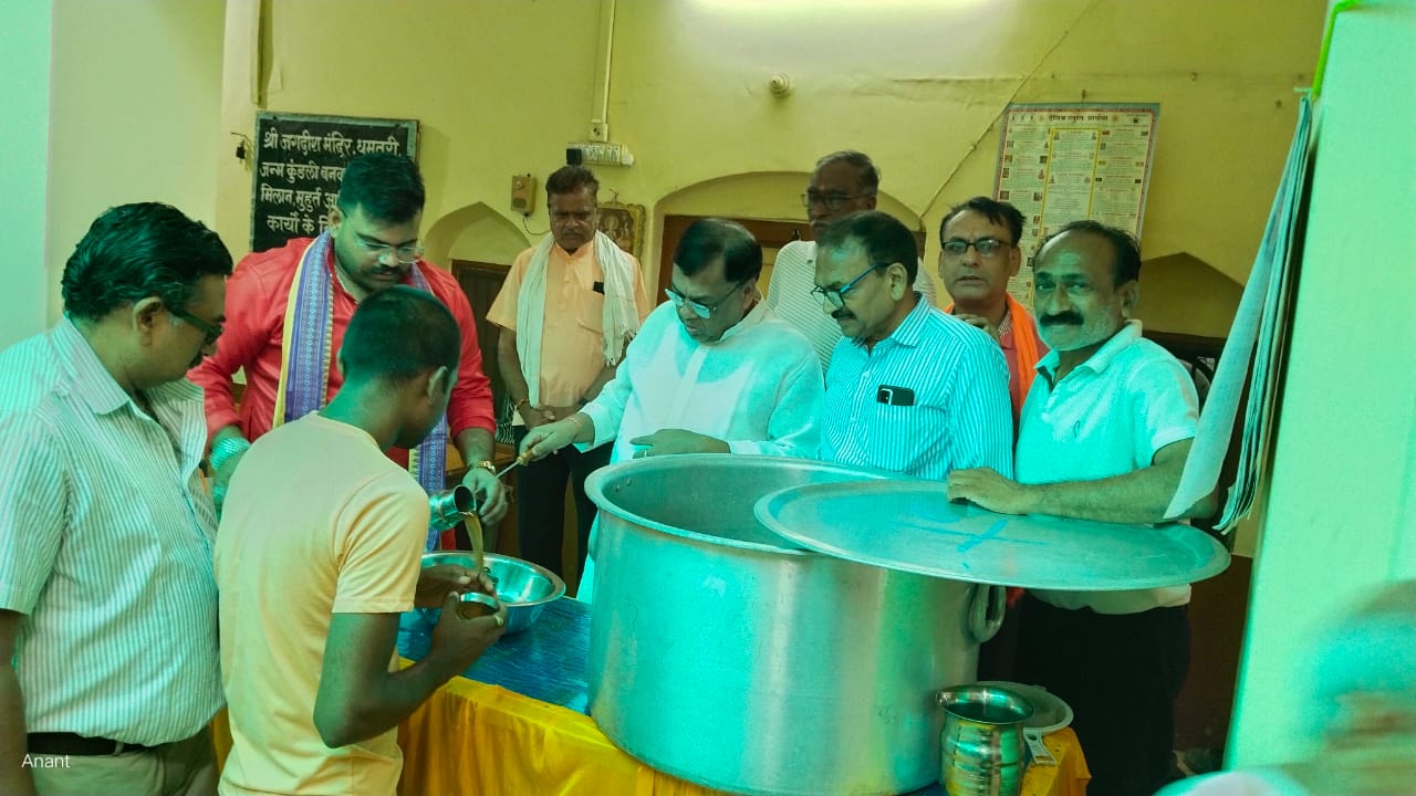जगन्नाथ मंदिर में काढ़ा औषधि प्रसादी वितरित करते हुए श्री जगदीश मंदिर ट्रस्ट के पदाधिकारी। जगन्नाथ मंदिर में काढ़ा औषधि प्रसादी वितरित करते हुए श्री जगदीश मंदिर ट्रस्ट के पदाधिकारी।