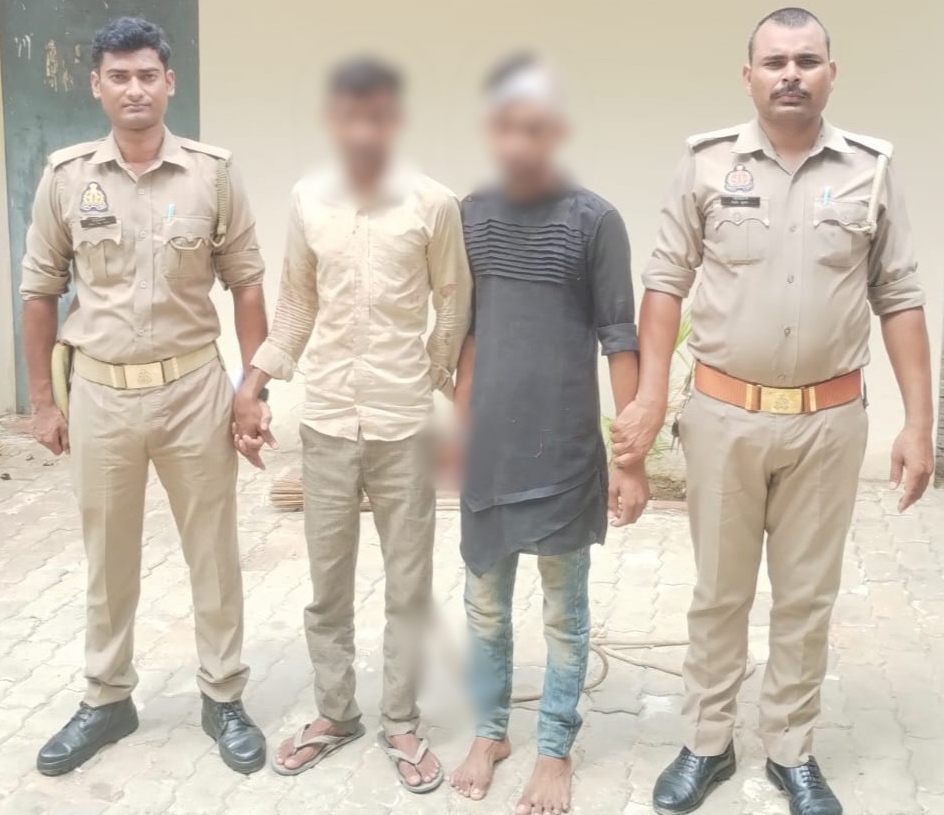 आरोपियों को न्यायालय ले जाती पुलिस। आरोपियों को न्यायालय ले जाती पुलिस।