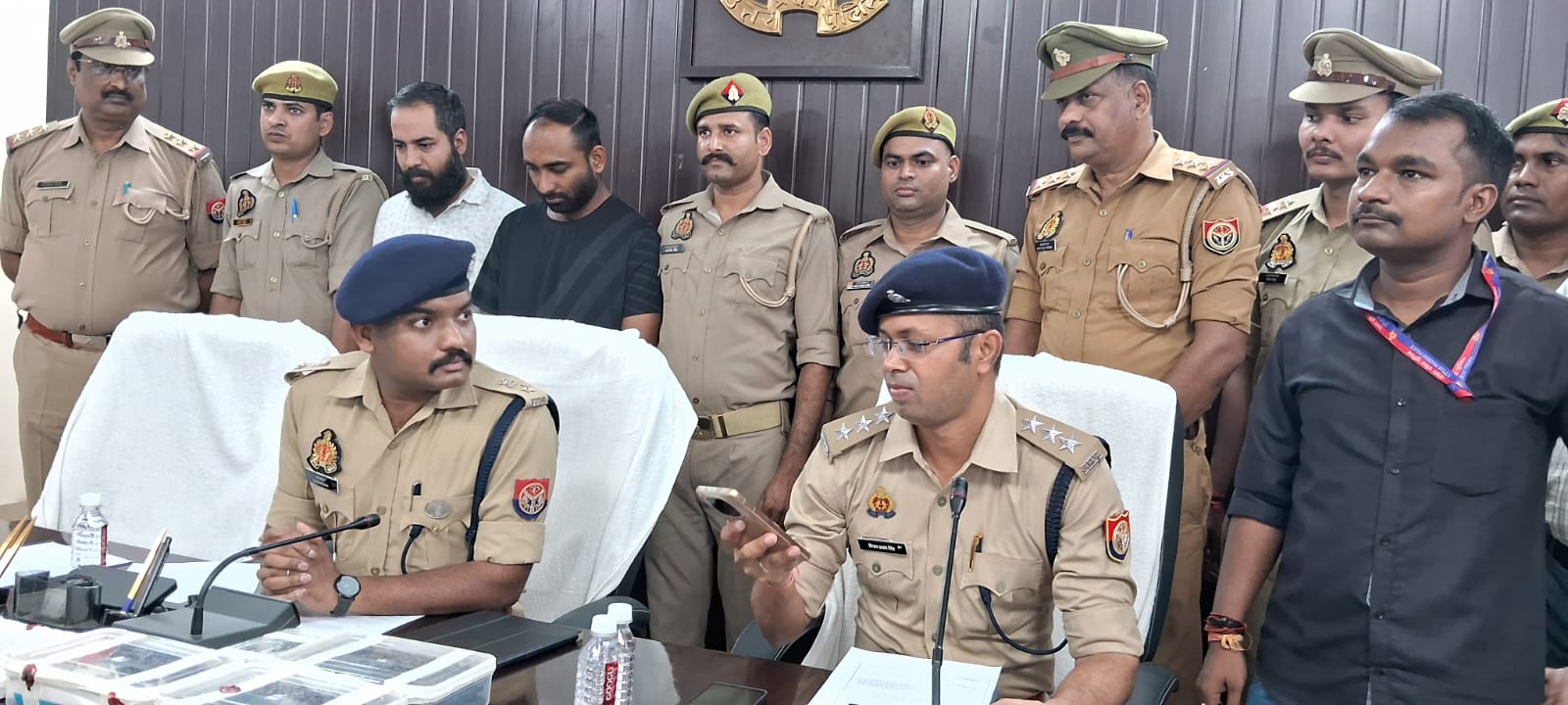 साइबर ठगों के साथ पुलिस अफसर साइबर ठगों के साथ पुलिस अफसर
