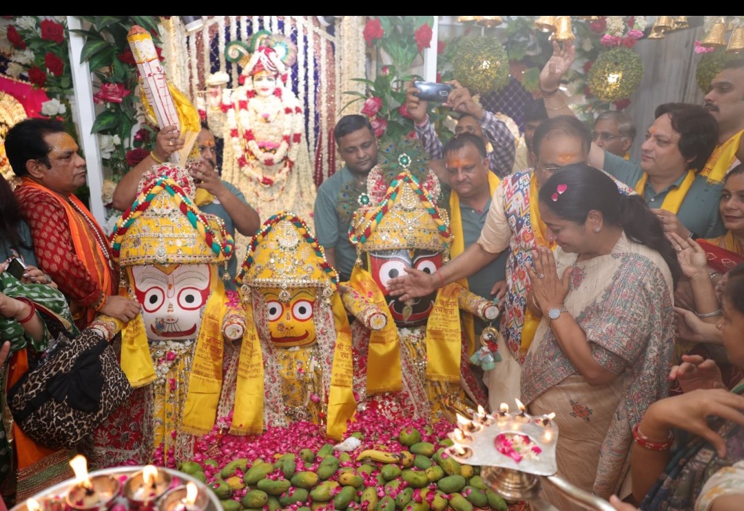 दिल्ली के कमला नगर में आयोजित भगवान जगन्नाथ की रथ यात्रा के दौरान भगवान जगन्नाथ, बलभद्र और माता सुभद्रा के श्रीचरणों में नमन करती मुख्यमंत्री रेखा गुप्ता दिल्ली के कमला नगर में आयोजित भगवान जगन्नाथ की रथ यात्रा के दौरान भगवान जगन्नाथ, बलभद्र और माता सुभद्रा के श्रीचरणों में नमन करती मुख्यमंत्री रेखा गुप्ता