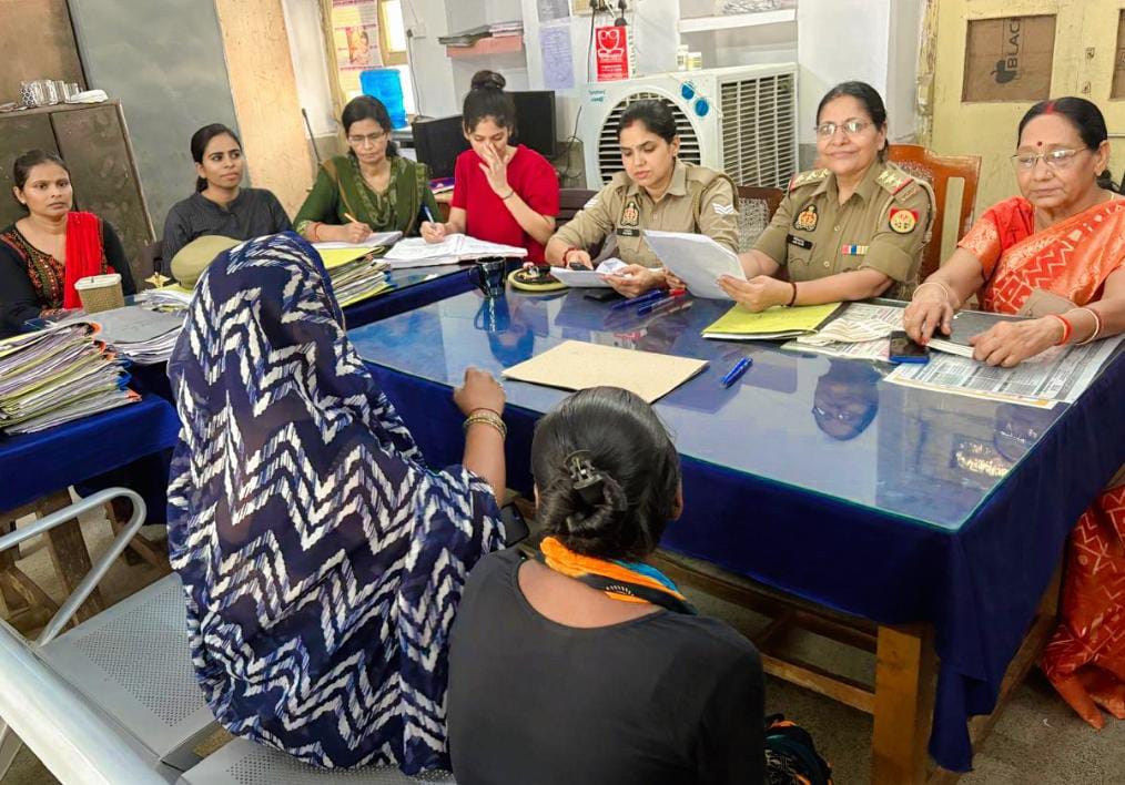 पीडितों को समझाती परिवार परामर्श केंद्र की टीम। पीडितों को समझाती परिवार परामर्श केंद्र की टीम।