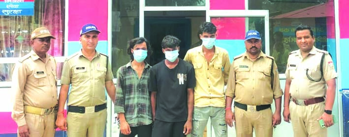 पुलिस गिरफ्त में आरोपित पुलिस गिरफ्त में आरोपित