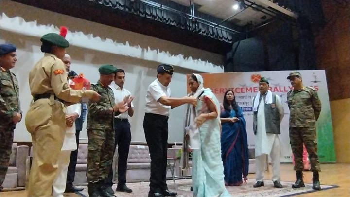 पूर्व सैनिकों और वीर नारियों के सम्मेलन