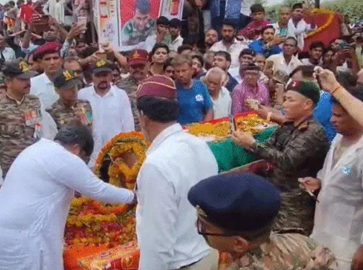 असम में शहीद हुए झालावाड़ के जवान पवन प्रजापति का अंतिम संस्कार, दादा की गोद में बैठकर 5 साल के बेटे ने दी मुखाग्नि असम में शहीद हुए झालावाड़ के जवान पवन प्रजापति का अंतिम संस्कार, दादा की गोद में बैठकर 5 साल के बेटे ने दी मुखाग्नि