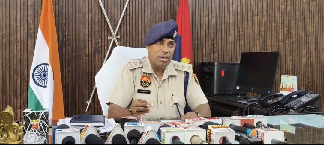 पत्रकारों से बातचीत करते हुए एसपी कुलदीप सिंह। पत्रकारों से बातचीत करते हुए एसपी कुलदीप सिंह।