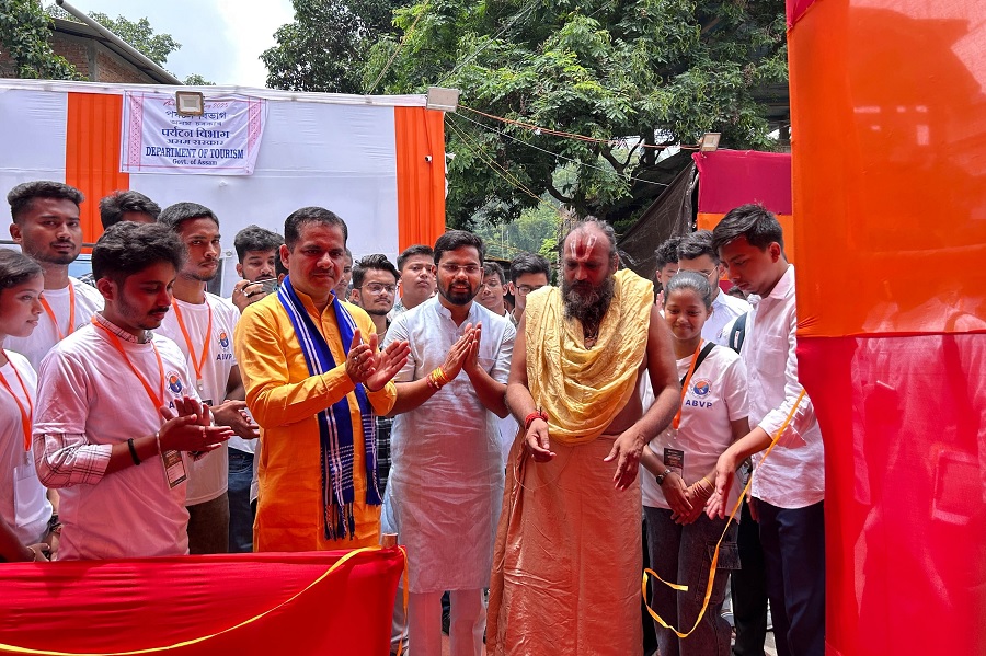अखिल भारतीय विद्यार्थी परिषद (अभाविप) असम प्रदेश के कार्यकर्ता श्रद्धालुओं की सेवा में। अखिल भारतीय विद्यार्थी परिषद (अभाविप) असम प्रदेश के कार्यकर्ता श्रद्धालुओं की सेवा में।