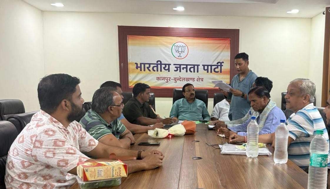 कार्यकर्ताओं के साथ बैठक करते क्षेत्रीय अध्यक्ष प्रकाश पाल