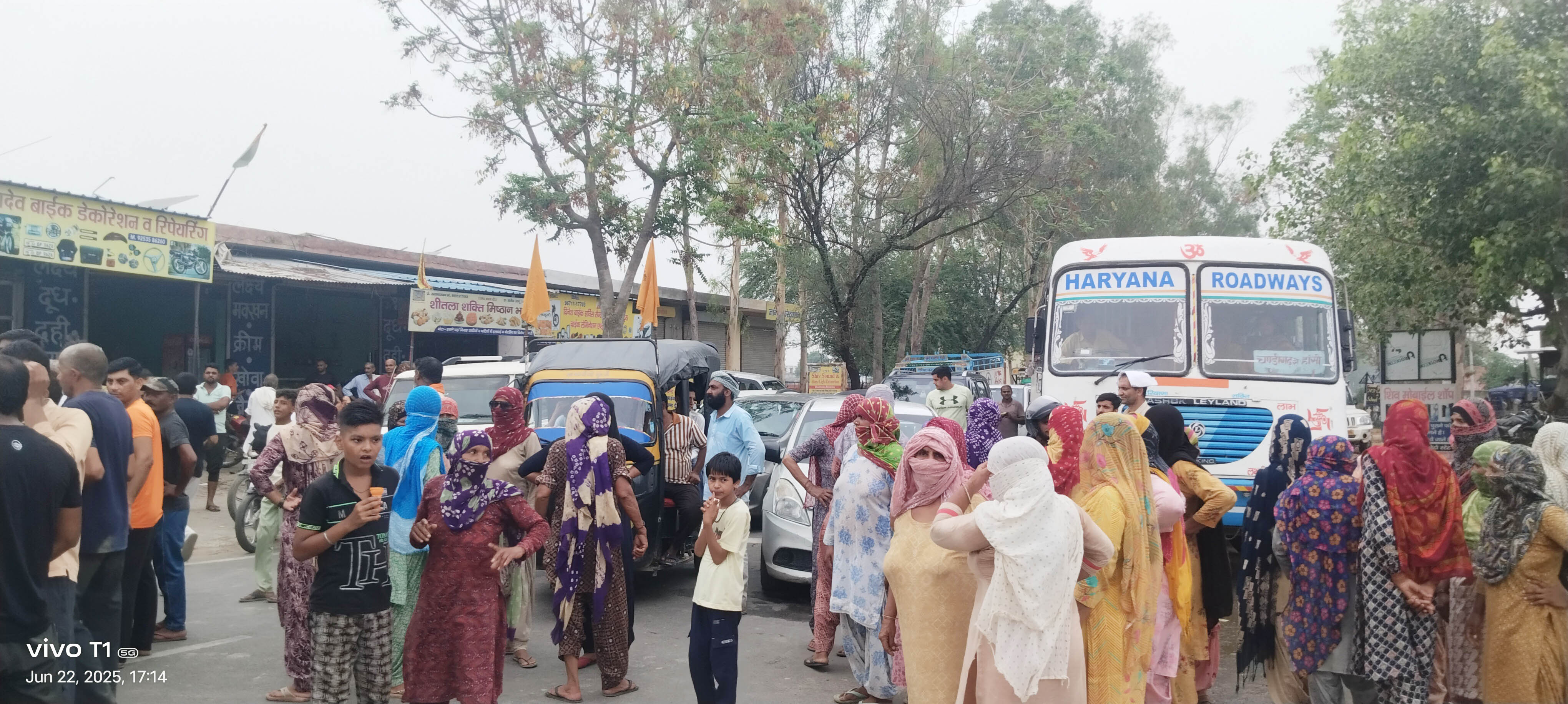 नगूरां गांव में जींद-कैथल मार्ग पर जाम लगाते महिलाएं तथा पुरूष। नगूरां गांव में जींद-कैथल मार्ग पर जाम लगाते महिलाएं तथा पुरूष।