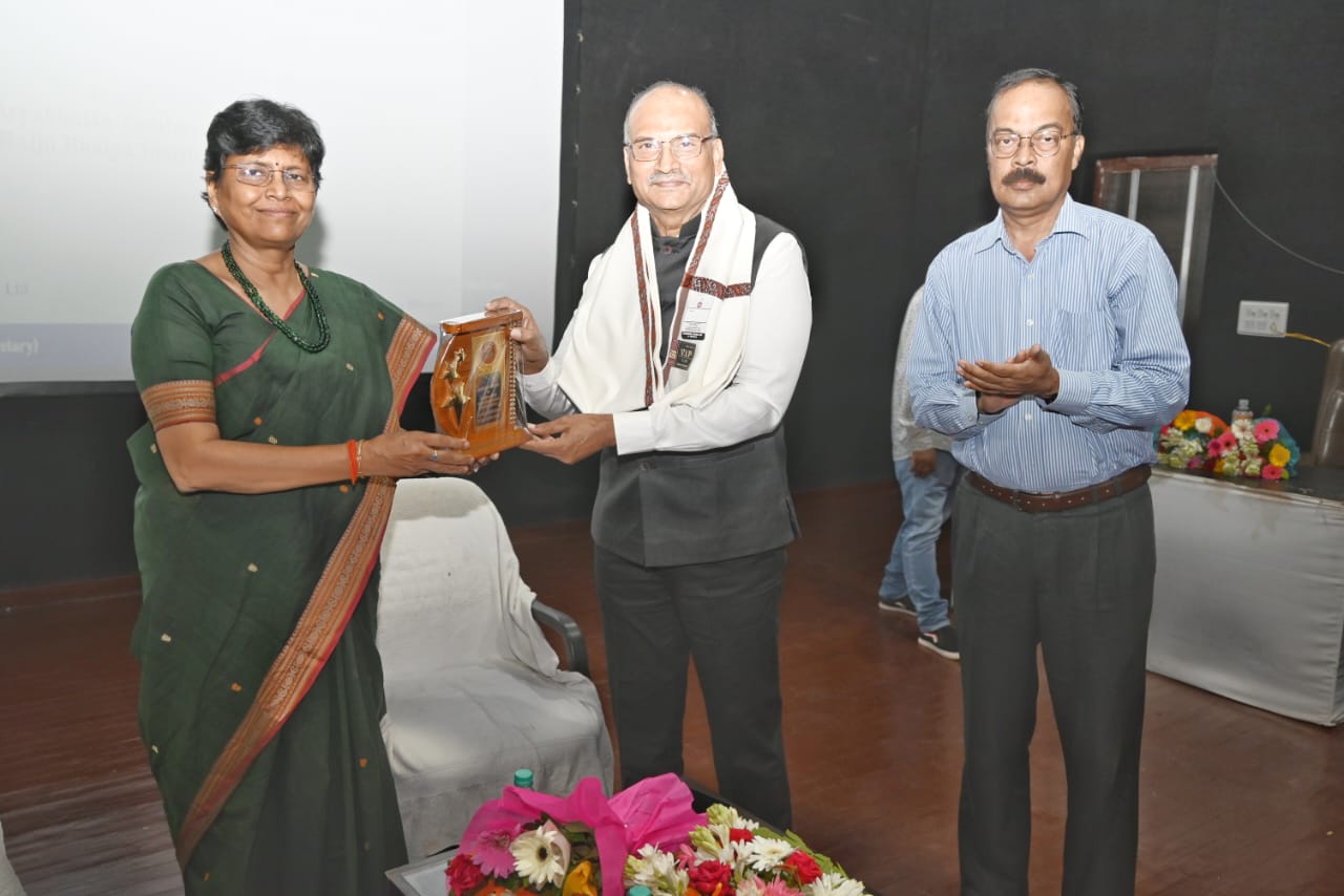 मुख्य अतिथि संजीव कोठारी जी को सम्मानित करते हुए कुलपति डॉ वंदना सिंह मुख्य अतिथि संजीव कोठारी जी को सम्मानित करते हुए कुलपति डॉ वंदना सिंह