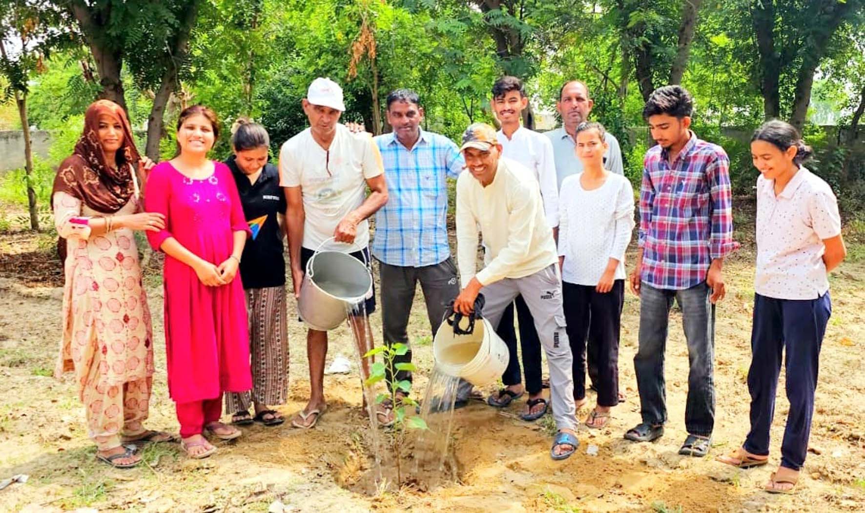 किरताान में पौधरोपण करते क्लब पदाधिकारी एवं अन्य ग्रामीण। किरताान में पौधरोपण करते क्लब पदाधिकारी एवं अन्य ग्रामीण।