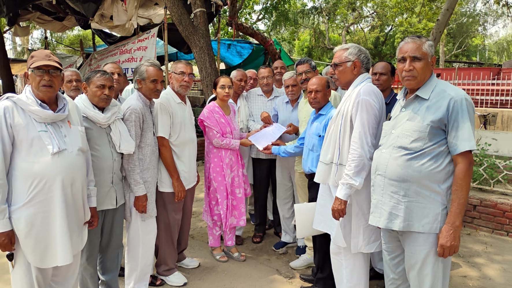 नायब तहसीलदार सुनिधि को ज्ञापन देते हरियाणा स्टेट पेंशनर्ज समाज के सदस्य। नायब तहसीलदार सुनिधि को ज्ञापन देते हरियाणा स्टेट पेंशनर्ज समाज के सदस्य।