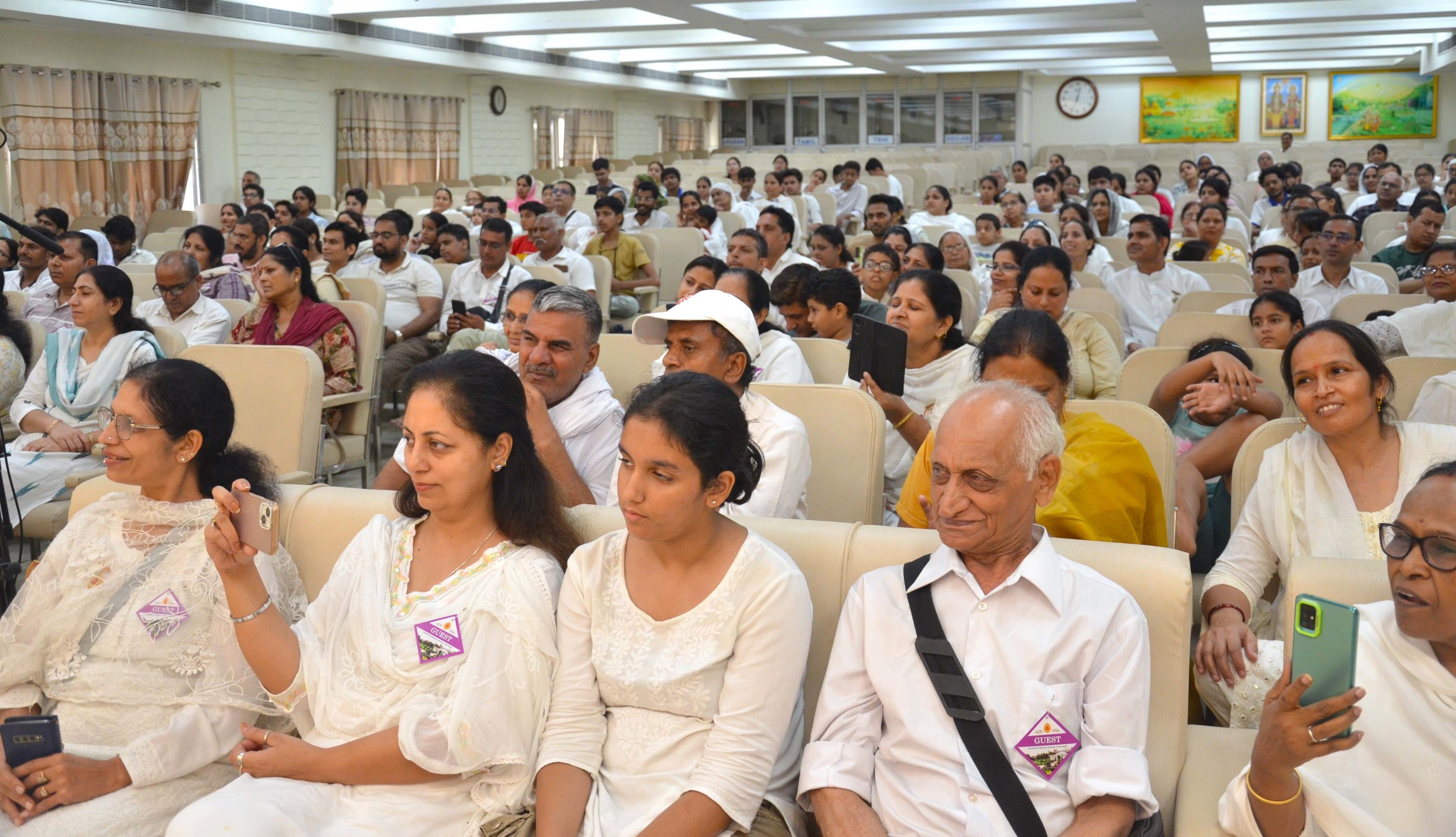 गुरुग्राम में ओम शांति रिट्रीट सेंटर में मन की बात कार्यक्रम में उपस्थित बच्चे एवं पेरेंट्स। गुरुग्राम में ओम शांति रिट्रीट सेंटर में मन की बात कार्यक्रम में उपस्थित बच्चे एवं पेरेंट्स।