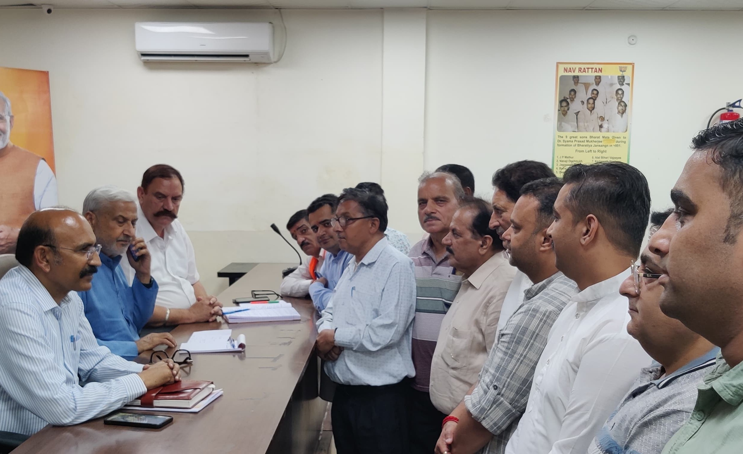 शाम लाल शर्मा, मोहन लाल भगत ने भाजपा मुख्यालय में जनता दरबार लगाया शाम लाल शर्मा, मोहन लाल भगत ने भाजपा मुख्यालय में जनता दरबार लगाया