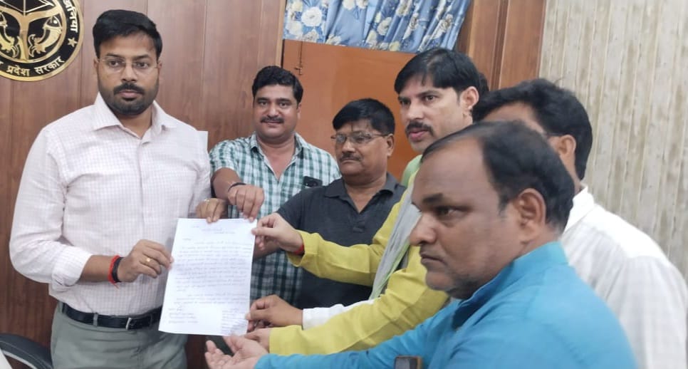 व्यापारियों ने एसडीएम से की शिकायत
