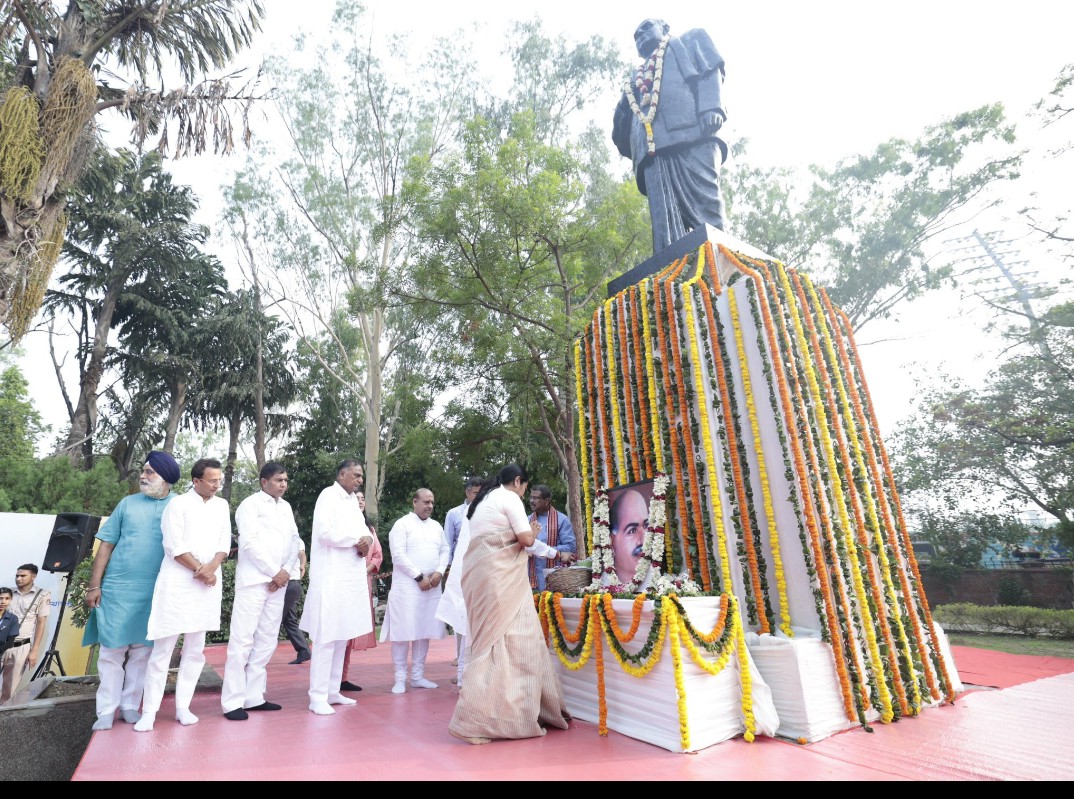 मुख्यमंत्री ने श्यामा प्रसाद मुखर्जी की प्रतिमा पर पुष्पांजलि अर्पित की मुख्यमंत्री ने श्यामा प्रसाद मुखर्जी की प्रतिमा पर पुष्पांजलि अर्पित की