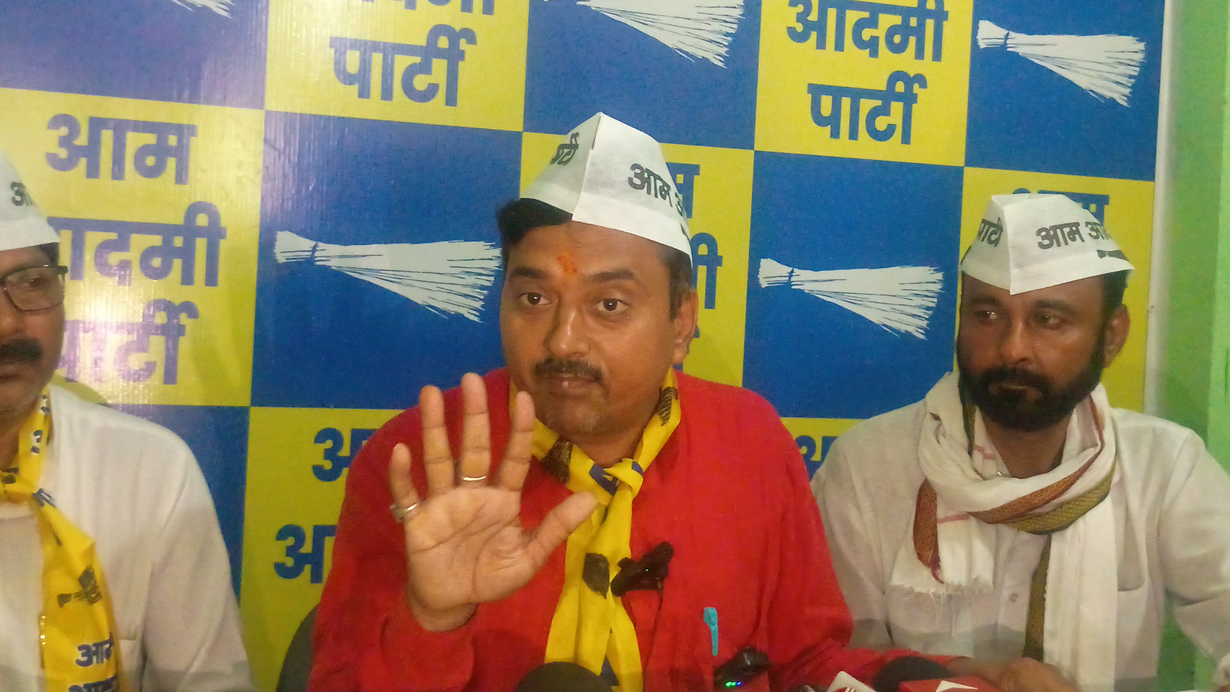 पत्रकारों से बातचीत करते हुए अनुराग मिश्रा पूर्वांचल प्रभारी आप पार्टी पत्रकारों से बातचीत करते हुए अनुराग मिश्रा पूर्वांचल प्रभारी आप पार्टी