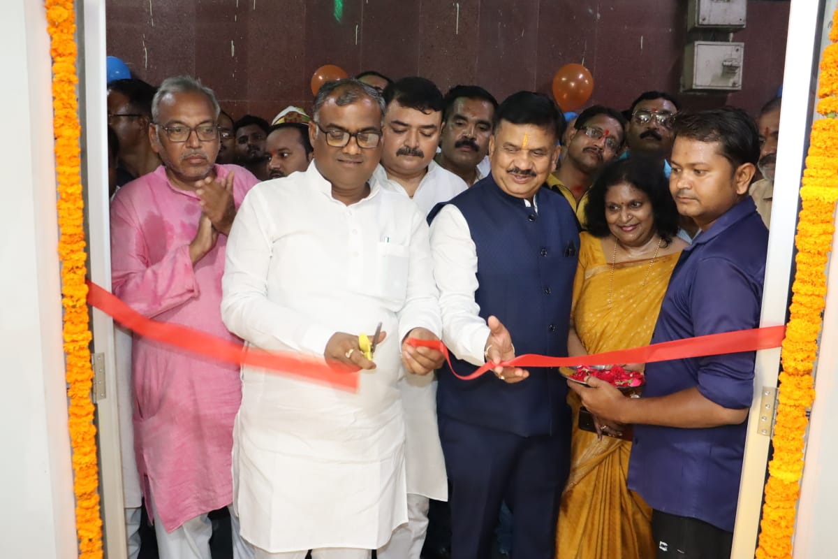 फीता काटकर उद्घाटन करते हुए राज्य मंत्री गिरिश चंद्र यादव पूर्व सांसद के पी सिंह फीता काटकर उद्घाटन करते हुए राज्य मंत्री गिरिश चंद्र यादव पूर्व सांसद के पी सिंह