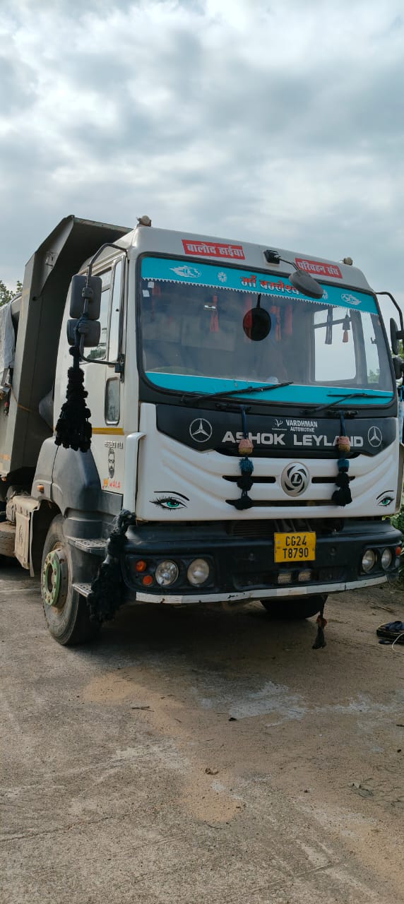 प्रशासन द्वारा जब्त वाहन। प्रशासन द्वारा जब्त वाहन।