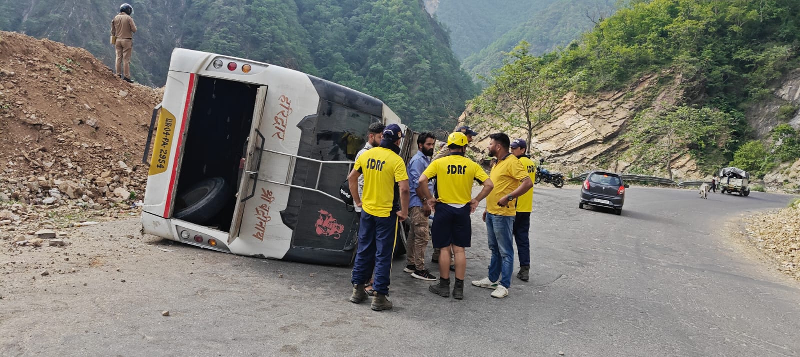 फोटो-24 एनटीएच 23-इस तरह से देवप्रयाग क्षेत्र के बछेलीखाल में ब्रेक फेल होने पर सड़क पर पलटी बस फोटो-24 एनटीएच 23-इस तरह से देवप्रयाग क्षेत्र के बछेलीखाल में ब्रेक फेल होने पर सड़क पर पलटी बस