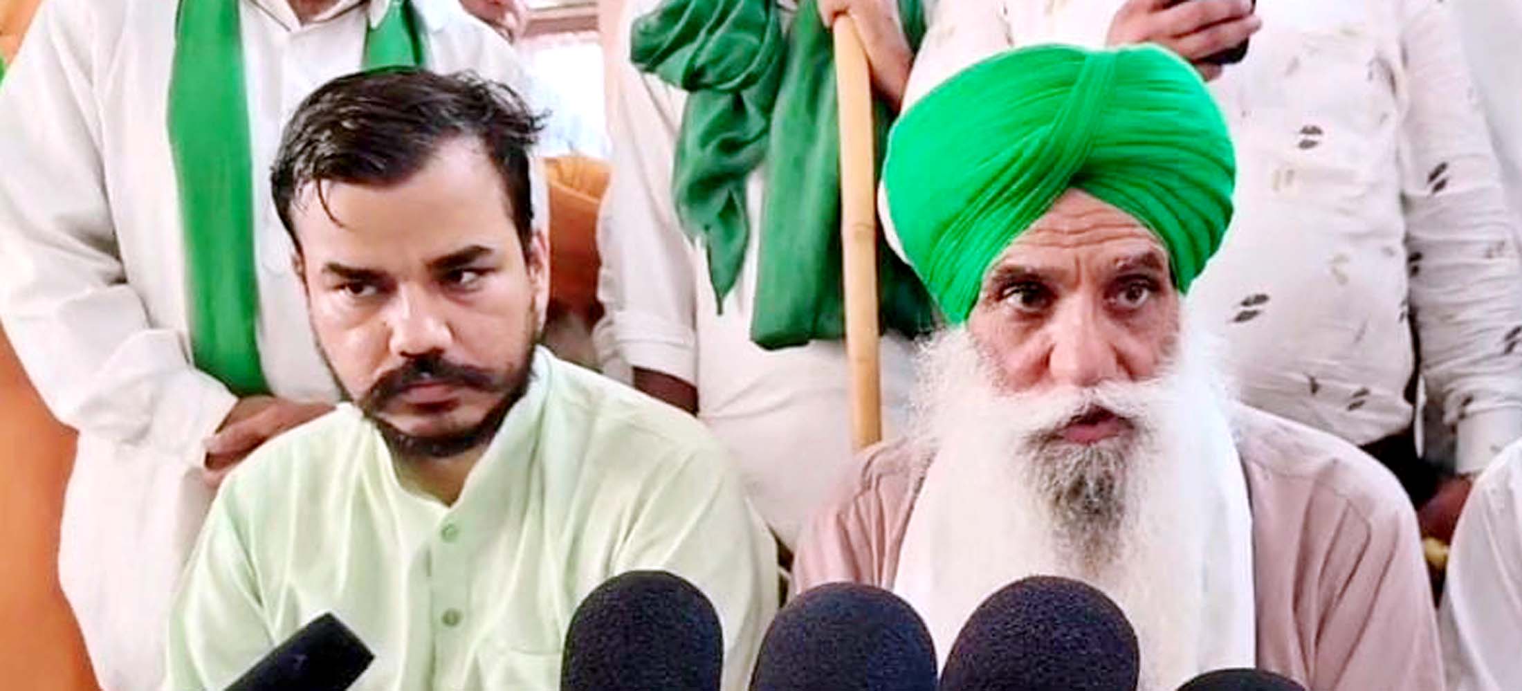 पत्रकारों से बातचीत करते हुए किसान नेता जगजीत सिंह। पत्रकारों से बातचीत करते हुए किसान नेता जगजीत सिंह।