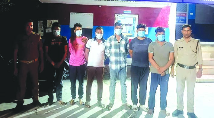 पुलिस गिरफ्त में आरोपित पुलिस गिरफ्त में आरोपित