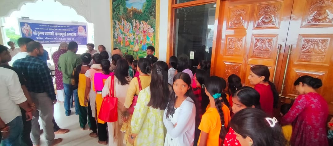 ट्रस्ट के मंदिर में भक्तों की भीड़ ट्रस्ट के मंदिर में भक्तों की भीड़