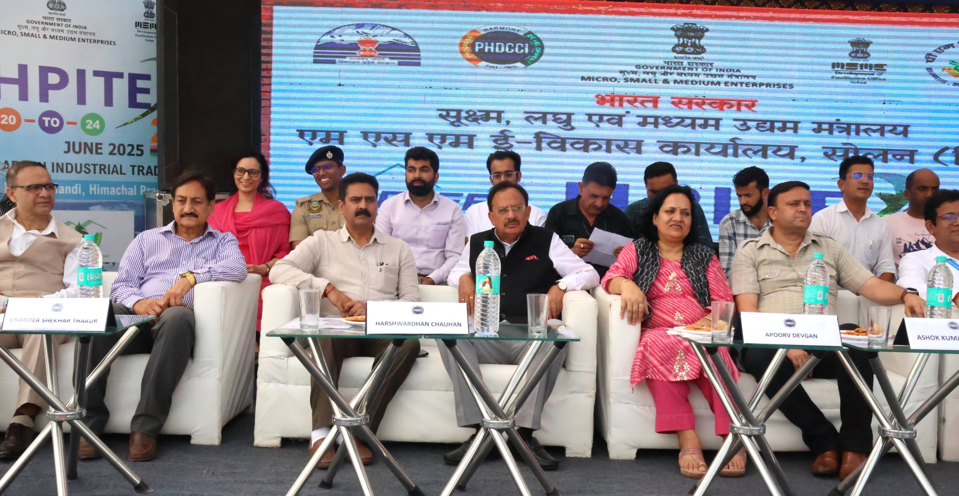 भारत सरकार की खरीद एवं विपणन सहायता योजना के तहत आयोजित कार्यक्रम के दौरान हर्षवर्धन चौहान। भारत सरकार की खरीद एवं विपणन सहायता योजना के तहत आयोजित कार्यक्रम के दौरान हर्षवर्धन चौहान।