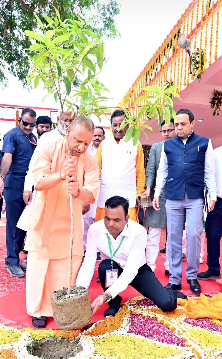 रुद्राक्ष रोपते सीएम योगी रुद्राक्ष रोपते सीएम योगी