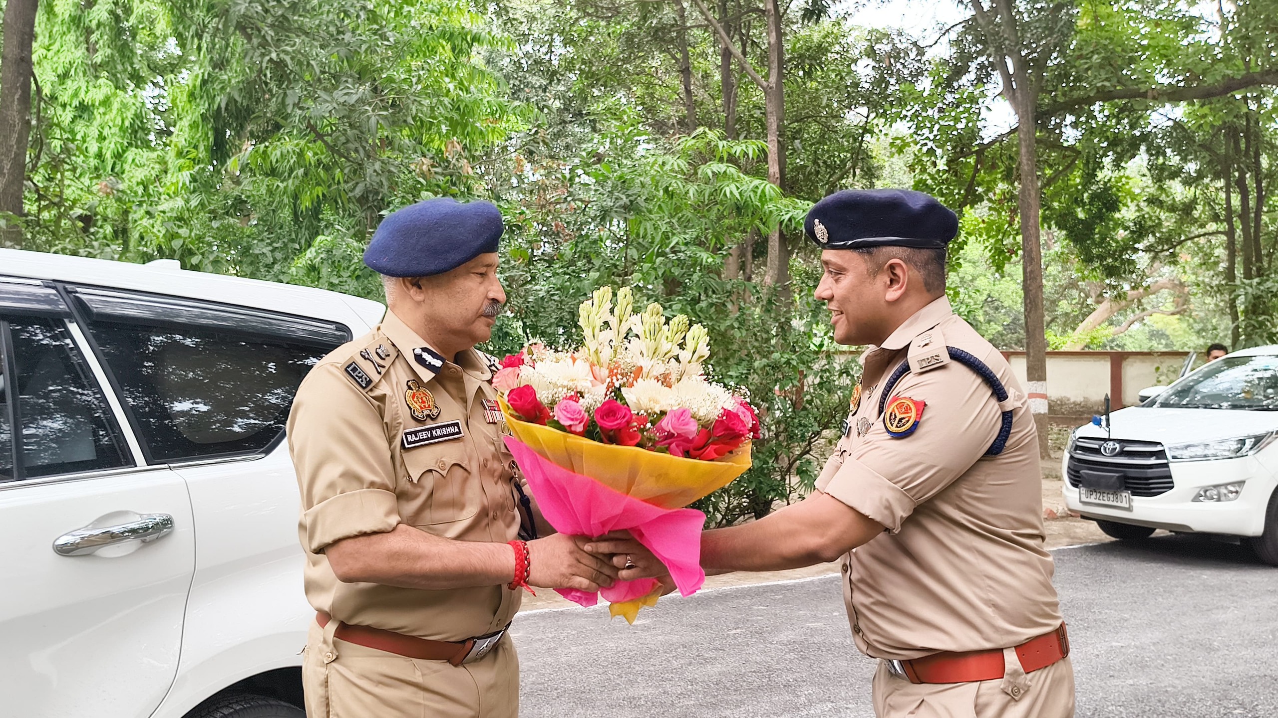 डीजीपी राजीव कृष्ण को बुके भेंट करते पुलिस अधीक्षक डॉ कौस्तुभ डीजीपी राजीव कृष्ण को बुके भेंट करते पुलिस अधीक्षक डॉ कौस्तुभ