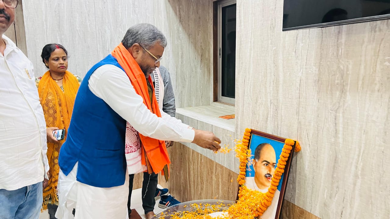 भाजपा के प्रदेश अध्यक्ष बाबूलाल मरांडी श्रद्धांजलि देते हुए भाजपा के प्रदेश अध्यक्ष बाबूलाल मरांडी श्रद्धांजलि देते हुए