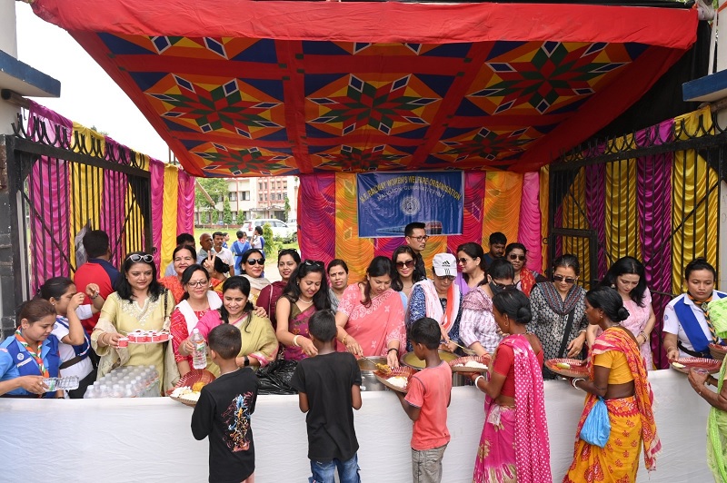 गुवाहाटीः कामाख्या रेलवे स्टेशन पर अंबुबासी मेले में पहुंच रहे श्रद्धालुओं की सेवा में जुटे पूसीरे महिला कल्याण संगठन के सदस्य। गुवाहाटीः कामाख्या रेलवे स्टेशन पर अंबुबासी मेले में पहुंच रहे श्रद्धालुओं की सेवा में जुटे पूसीरे महिला कल्याण संगठन के सदस्य।