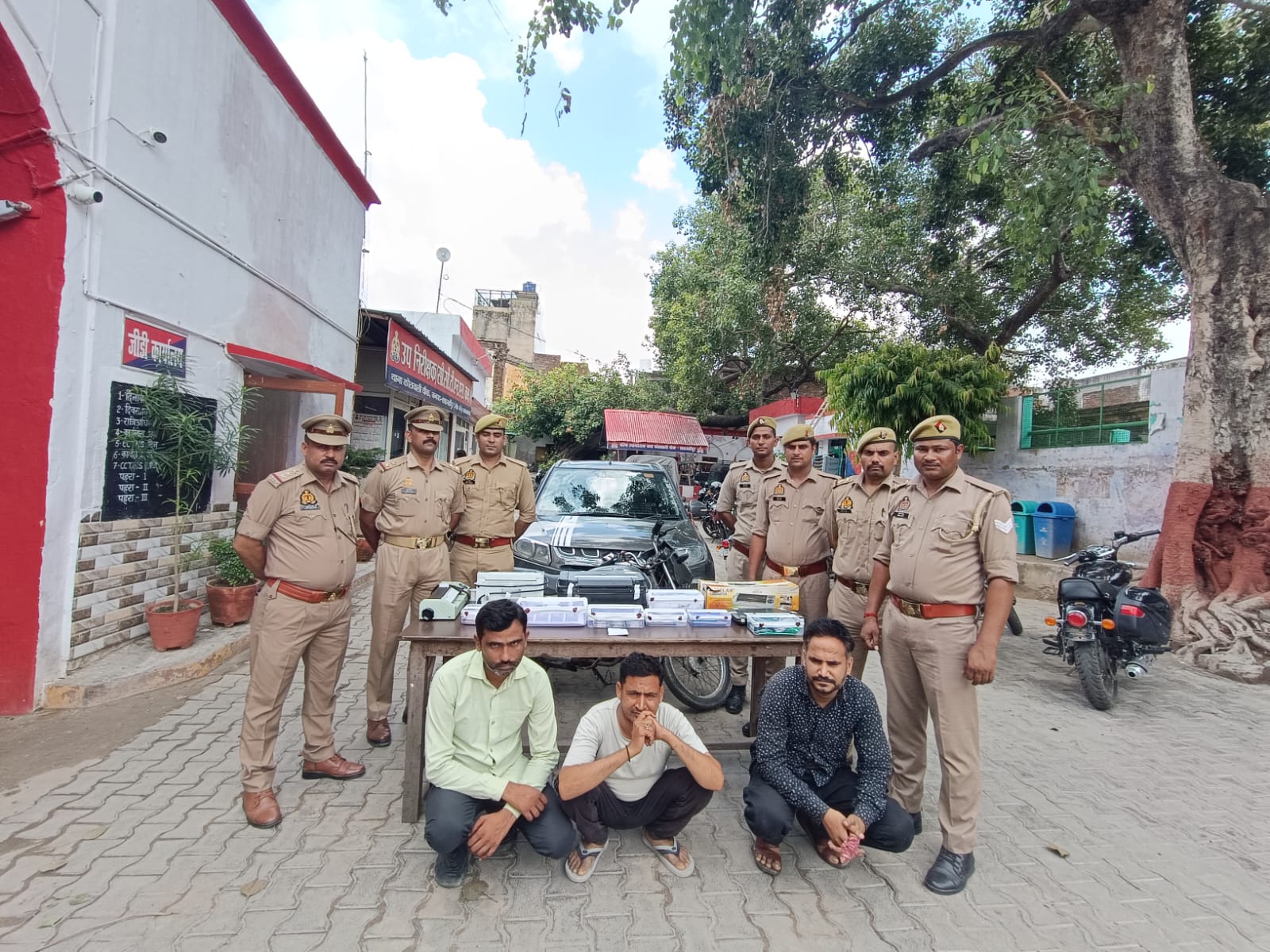 पुलिस की गिरफ्त में खड़े नकली नोटो के सौदागर पुलिस की गिरफ्त में खड़े नकली नोटो के सौदागर
