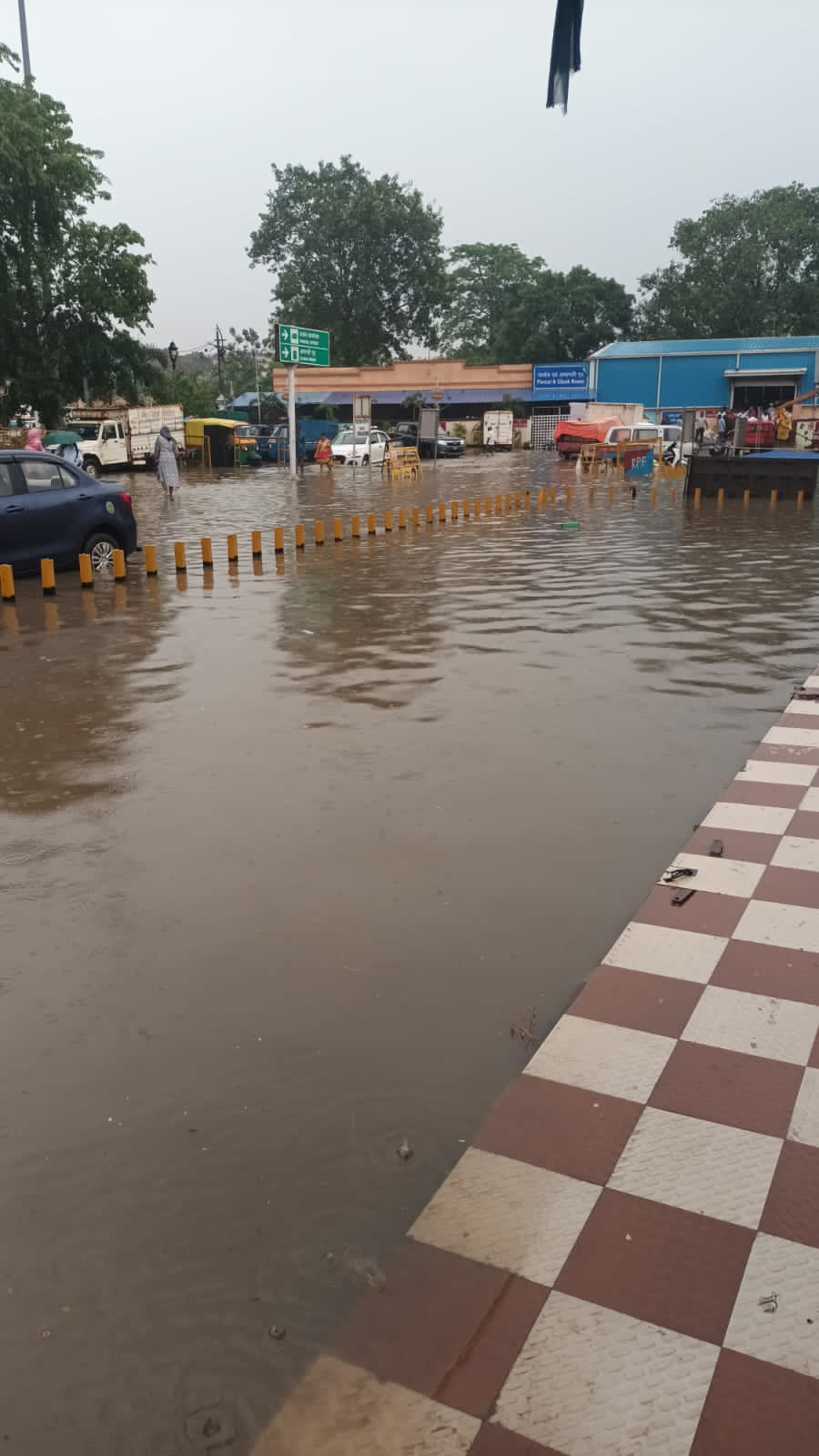 भारी बारिश में स्टेशन के बाहर जमा पानी भारी बारिश में स्टेशन के बाहर जमा पानी