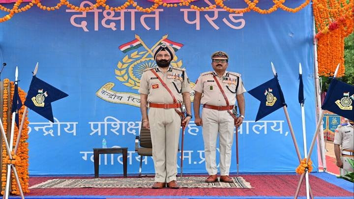 ग्वालियरः सीआरपीएफ में दीक्षांत समारोह एवं शपथ ग्रहण परेड का हुआ आयोजन ग्वालियरः सीआरपीएफ में दीक्षांत समारोह एवं शपथ ग्रहण परेड का हुआ आयोजन