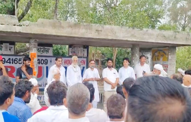 सोनीपत: ताजपुर तिहाड खुर्द में महापंचायत में बोलते हुए पंचायत के प्रतिनिधि सदस्य । सोनीपत: ताजपुर तिहाड खुर्द में महापंचायत में बोलते हुए पंचायत के प्रतिनिधि सदस्य ।