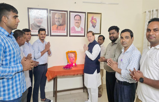 सोनीपत: मंत्री डॉ अरविंद शर्मा ने डॉ श्यामा प्रसाद मुखर्जी को श्रद्धांजलि अर्पित करते हुए। सोनीपत: मंत्री डॉ अरविंद शर्मा ने डॉ श्यामा प्रसाद मुखर्जी को श्रद्धांजलि अर्पित करते हुए।