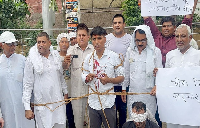 सोनीपत: भ्रष्टाचार, बिजली बिलों में बढ़ोतरी महंगाई के खिलाफ विरोध प्रदर्शन करते जिला पार्षद सोनीपत: भ्रष्टाचार, बिजली बिलों में बढ़ोतरी महंगाई के खिलाफ विरोध प्रदर्शन करते जिला पार्षद