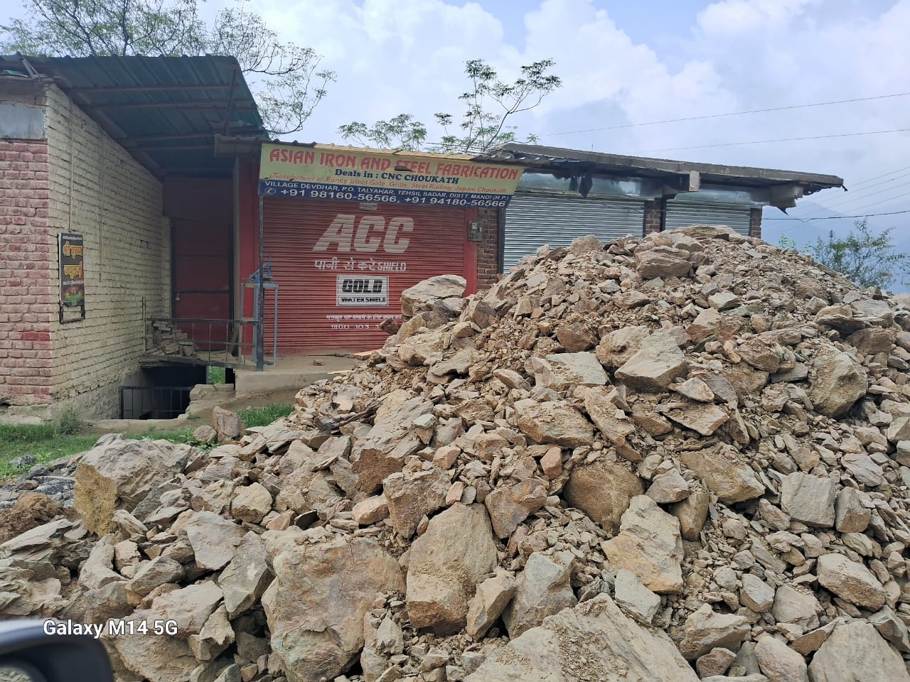 देवधार में एनएच 3 पर बनी दुकानों व स्टोर के आगे लगाए गए मलबे के ढेर देवधार में एनएच 3 पर बनी दुकानों व स्टोर के आगे लगाए गए मलबे के ढेर