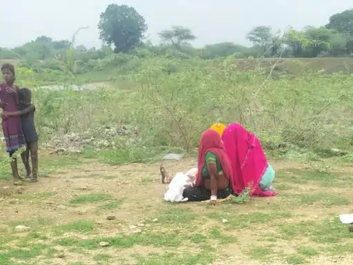 विलाप करते परिजन। विलाप करते परिजन।