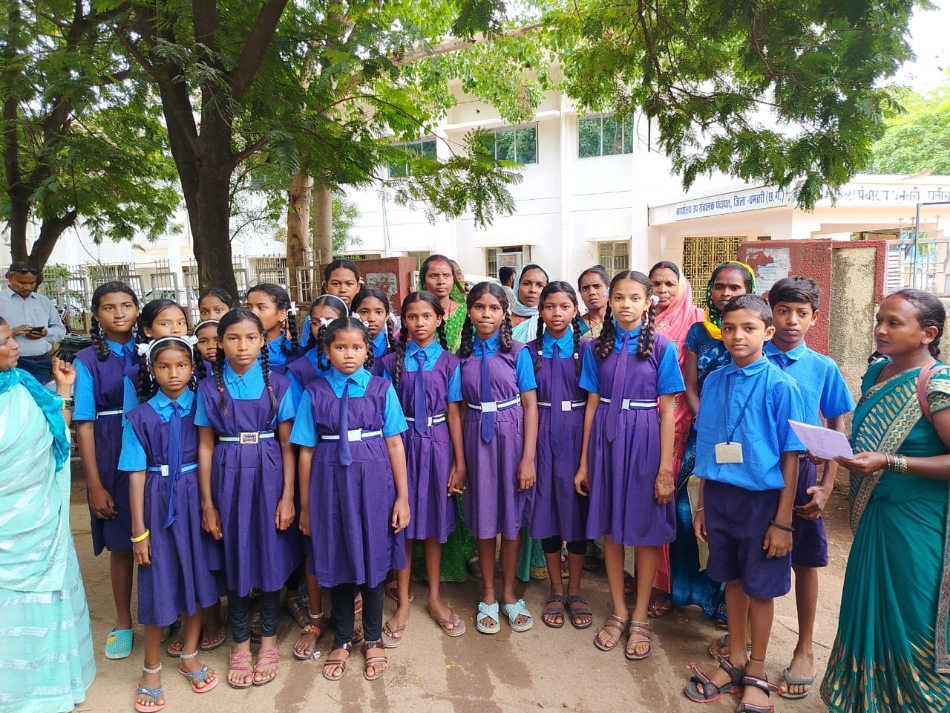 युक्तियुक्तकरण से हटी शिक्षिका को वापस लाने की मांग करते हुए छात्र और अभिभावक। युक्तियुक्तकरण से हटी शिक्षिका को वापस लाने की मांग करते हुए छात्र और अभिभावक।