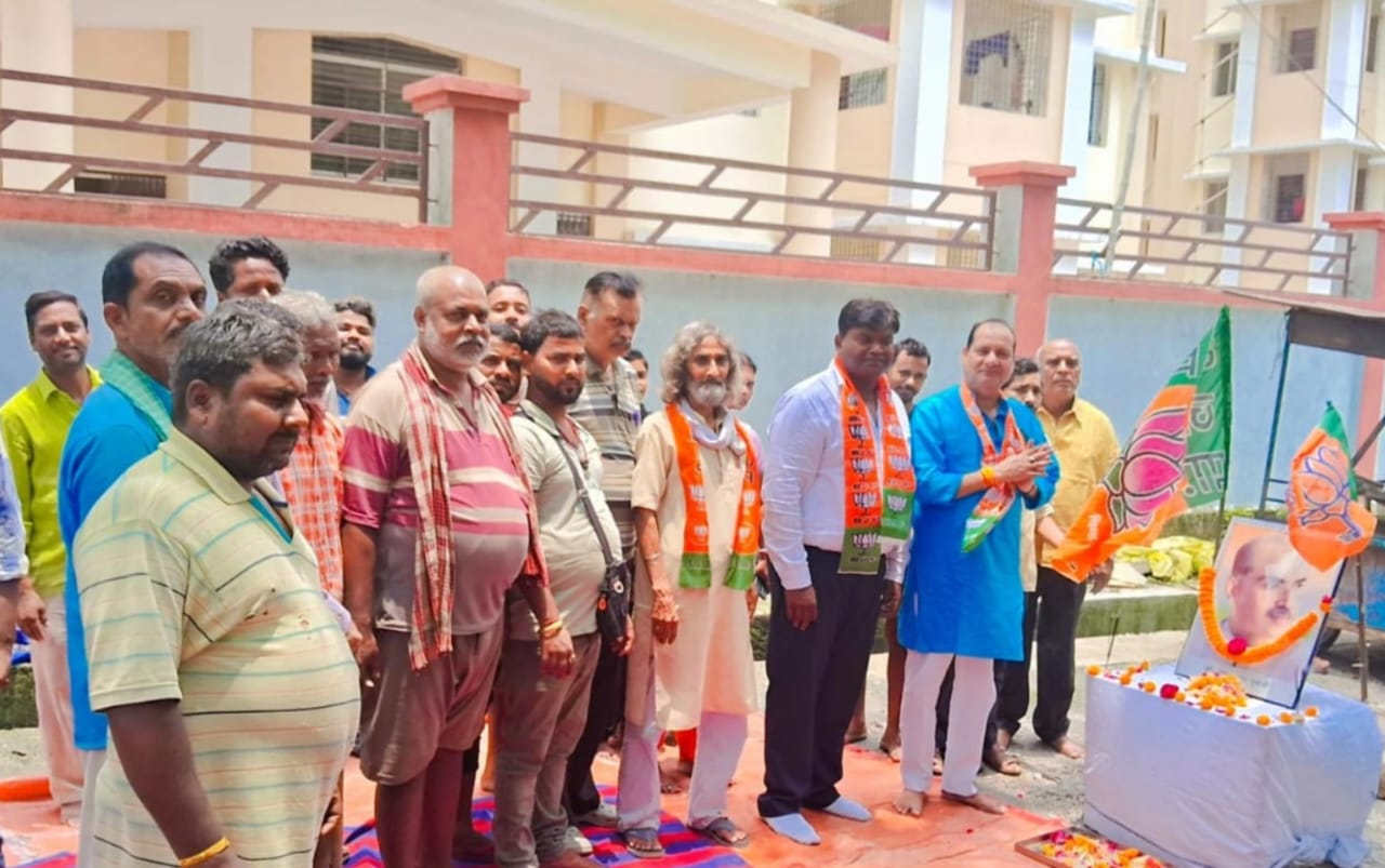 श्रद्धांजलि देते भाजपा कार्यकर्ता श्रद्धांजलि देते भाजपा कार्यकर्ता