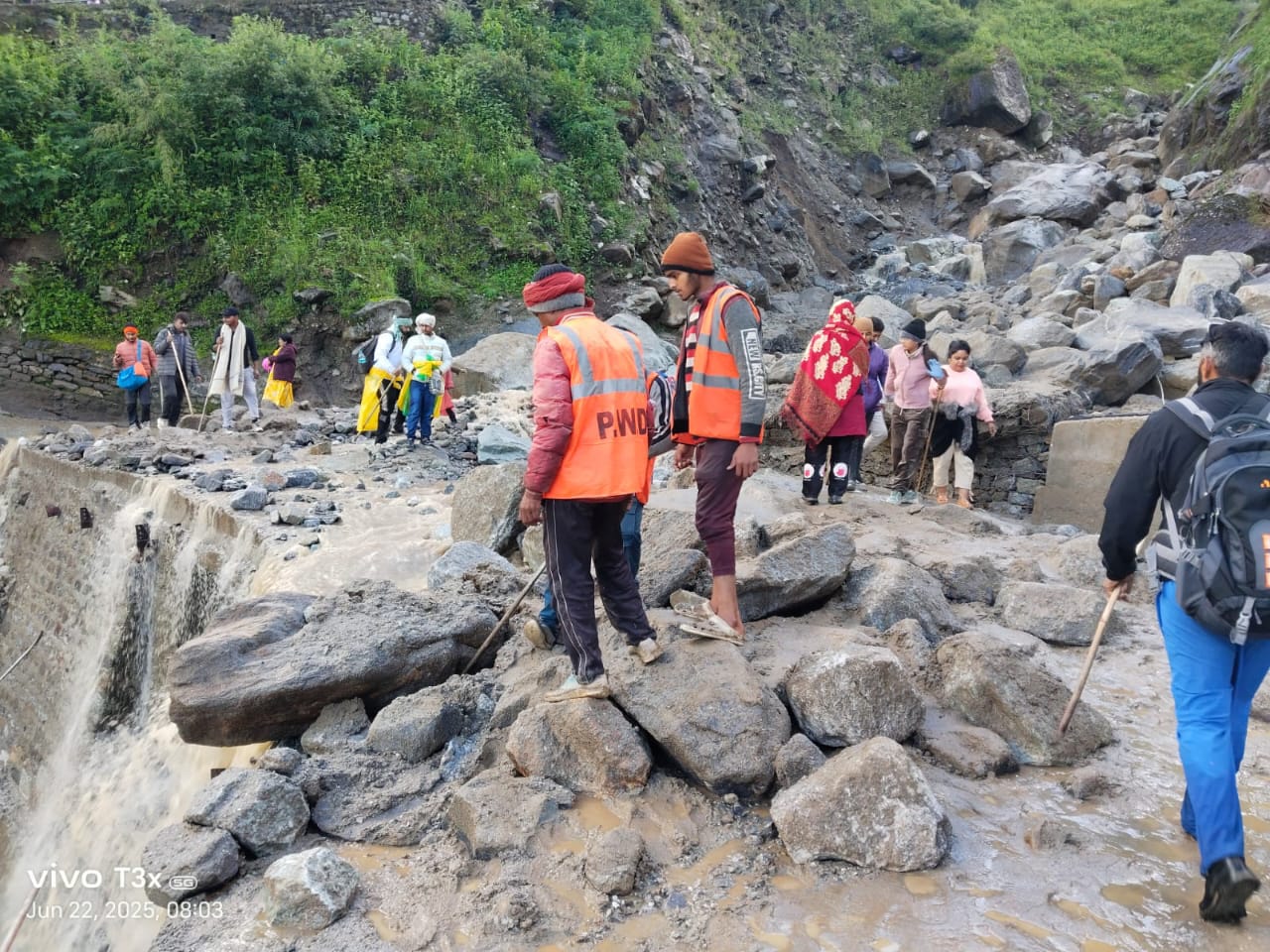 मुनकटिया स्लाइडिंग जोन में कुछ इस तरह से आ रहा है मलबा। मुनकटिया स्लाइडिंग जोन में कुछ इस तरह से आ रहा है मलबा।