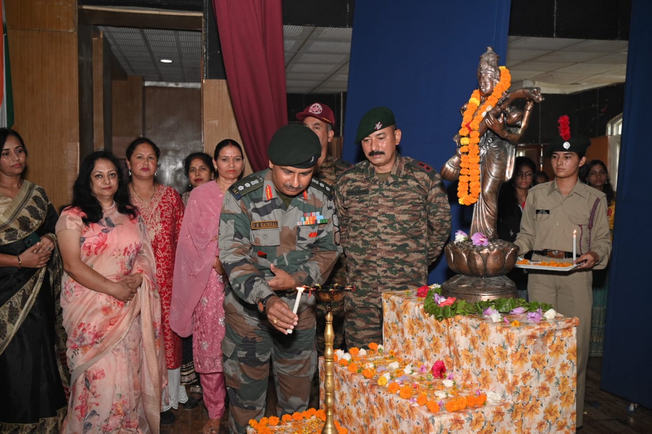 ऑल इंडिया गर्ल्स ट्रैकिंग एक्सपीडिशन हिमट्रेक में आयोजित सांस्कृतिक कार्यक्रम का शुभारंभ करते हुए मुख्यातिथि। ऑल इंडिया गर्ल्स ट्रैकिंग एक्सपीडिशन हिमट्रेक में आयोजित सांस्कृतिक कार्यक्रम का शुभारंभ करते हुए मुख्यातिथि।