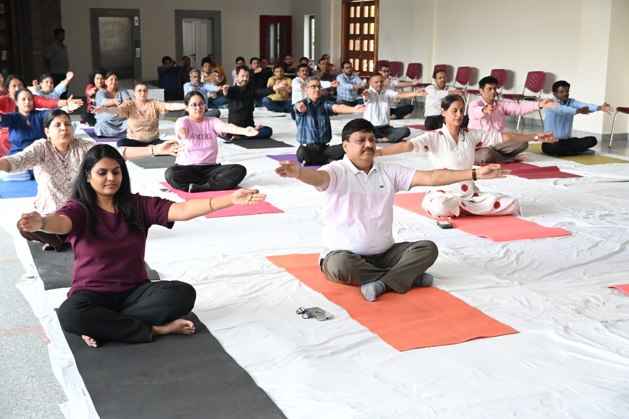 वन अर्थ,वन हेल्थ के संदेश के साथ आईआईएचएमआर यूनिवर्सिटी में हुआ अंतरराष्ट्रीय योग दिवस 2025 वन अर्थ,वन हेल्थ के संदेश के साथ आईआईएचएमआर यूनिवर्सिटी में हुआ अंतरराष्ट्रीय योग दिवस 2025