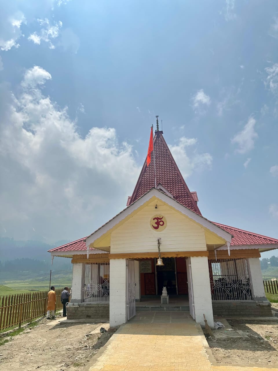 विक्रमादित्य ने गुलमर्ग में ऐतिहासिक महारानी मंदिर के पुनर्निर्माण का निरीक्षण किया विक्रमादित्य ने गुलमर्ग में ऐतिहासिक महारानी मंदिर के पुनर्निर्माण का निरीक्षण किया