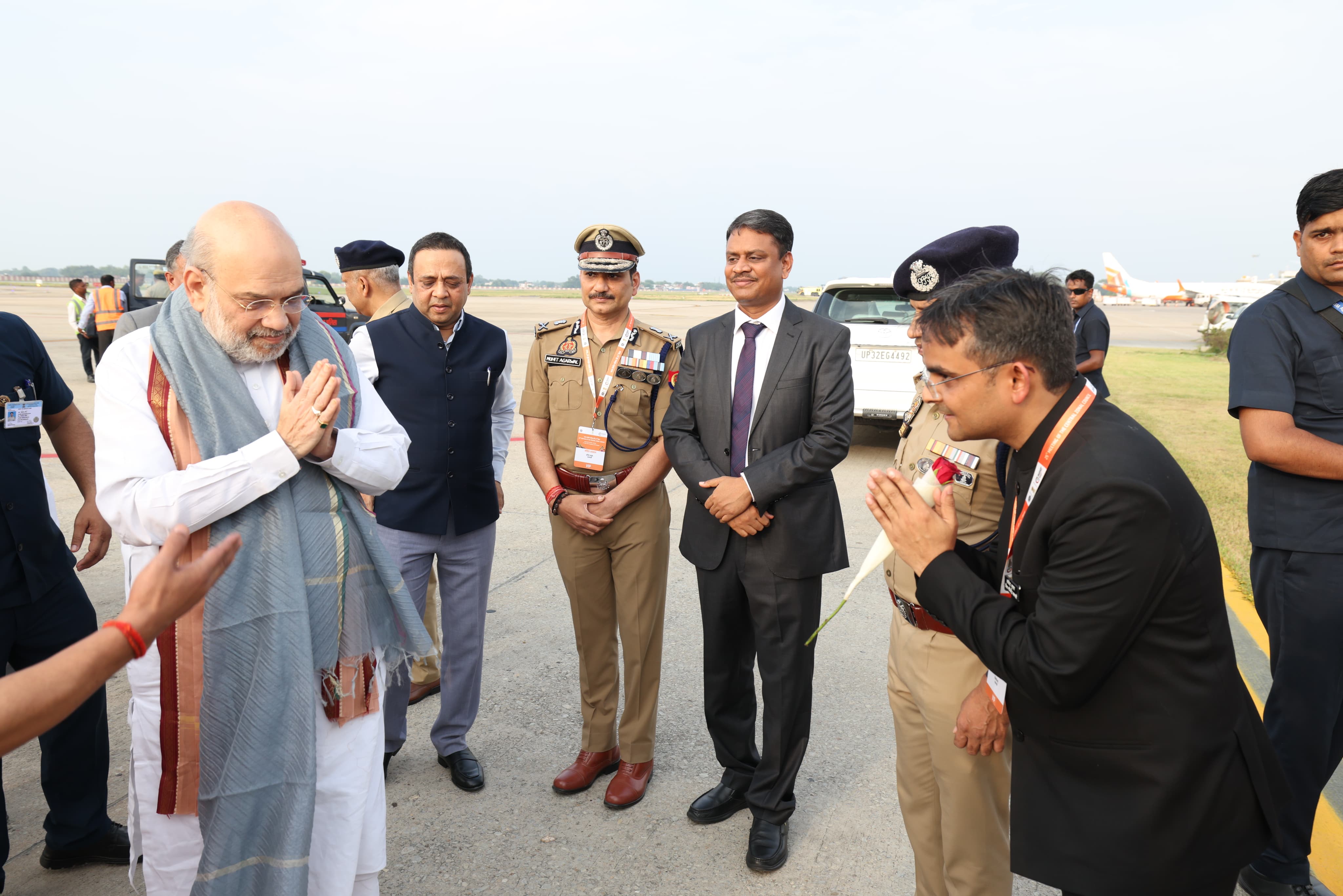 गृहमंत्री अमित शाह का स्वागत करते वाराणसी के आला अफसर गृहमंत्री अमित शाह का स्वागत करते वाराणसी के आला अफसर