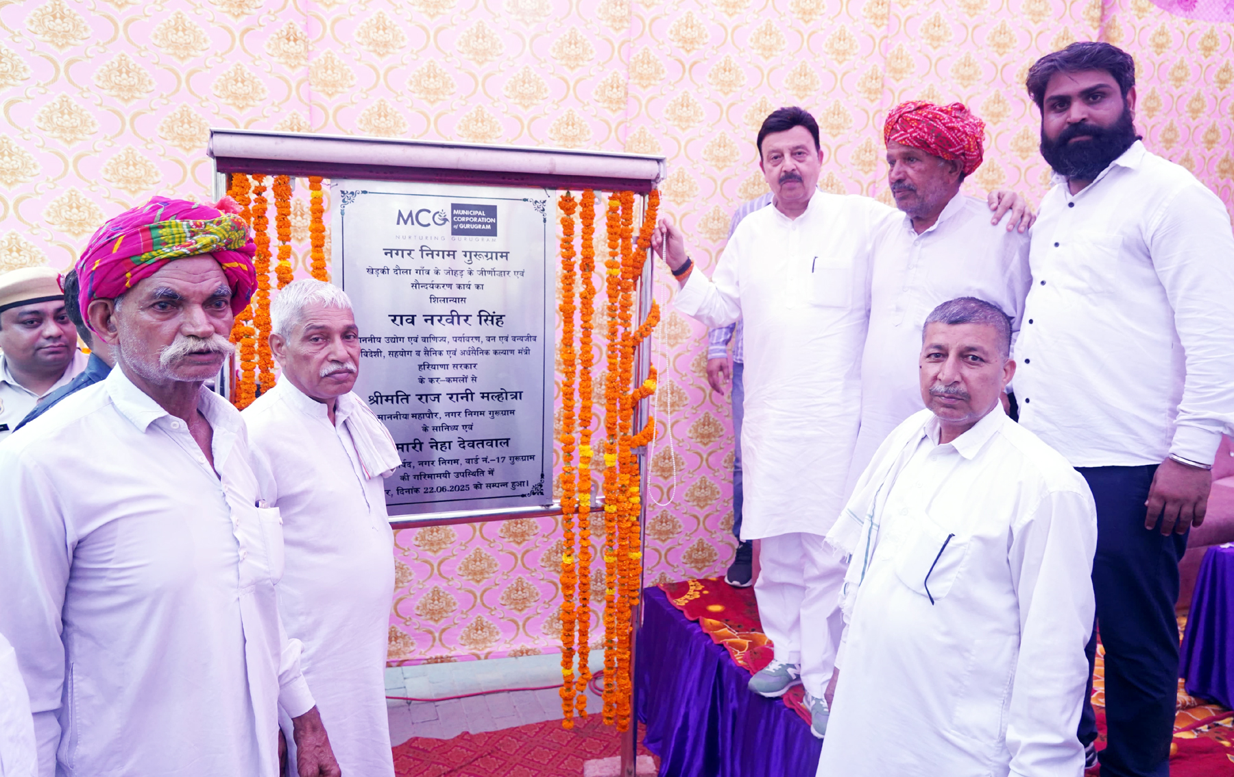 गुरुग्राम के गांव खेडक़ी दौला में नगर निगम गुरुग्राम द्वारा प्रस्तावित जोहड़ के जीर्णोद्धार कार्य का शिलान्यास करते मंत्री राव नरबीर सिंह। गुरुग्राम के गांव खेडक़ी दौला में नगर निगम गुरुग्राम द्वारा प्रस्तावित जोहड़ के जीर्णोद्धार कार्य का शिलान्यास करते मंत्री राव नरबीर सिंह।