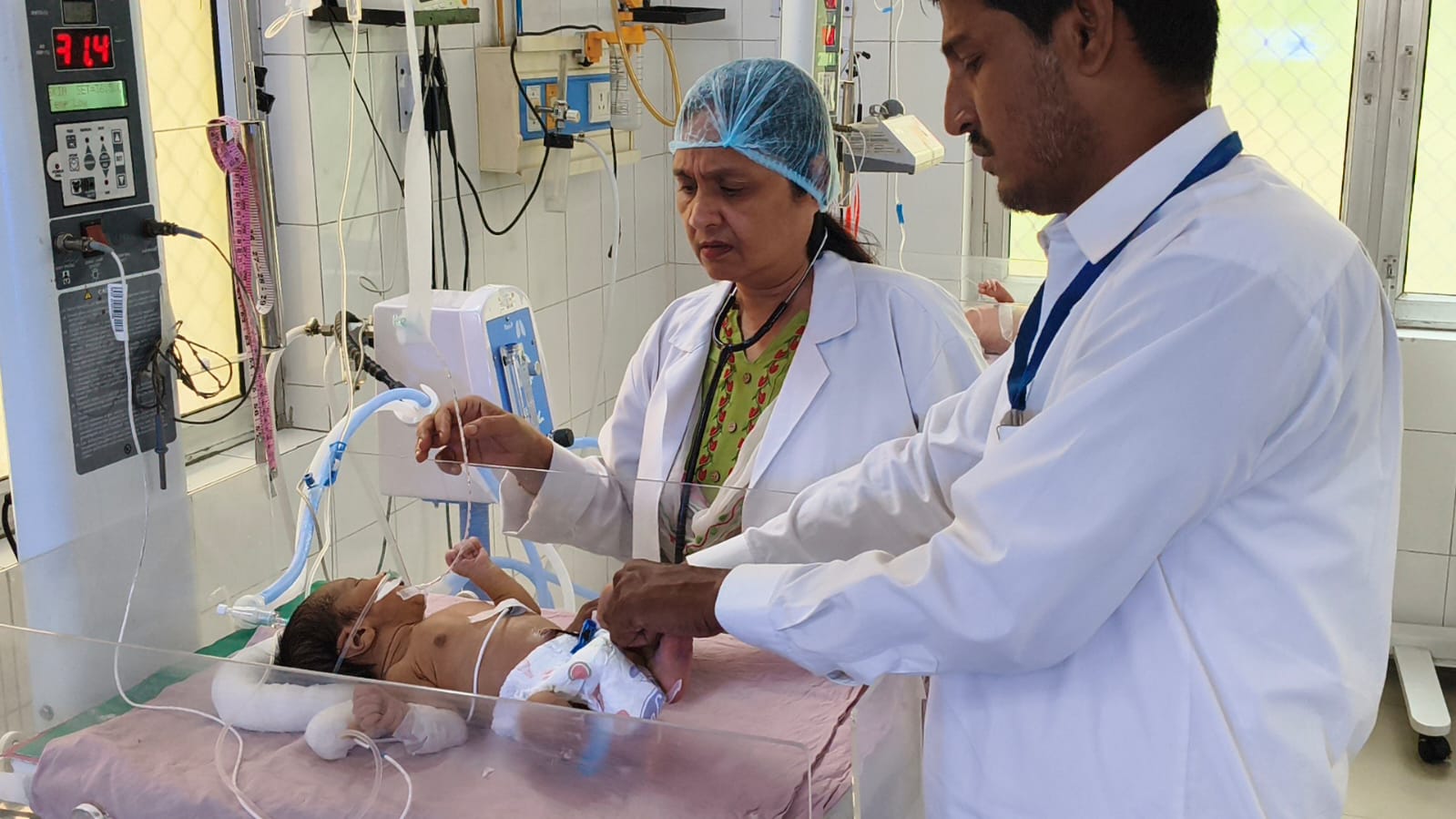 ट्रेन में बंद बैग में मिले नवजात का जिला अस्पताल में इलाज करते चिकित्सक। ट्रेन में बंद बैग में मिले नवजात का जिला अस्पताल में इलाज करते चिकित्सक।
